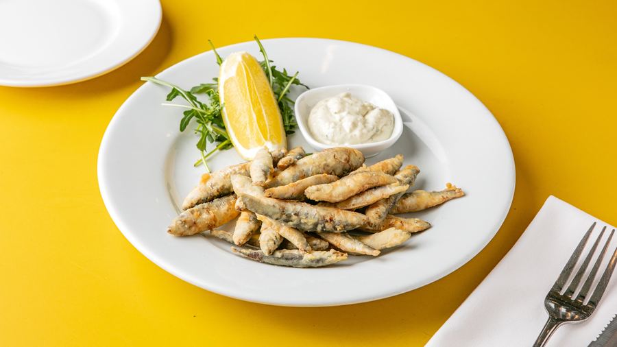 Deep-fried whitebait with lemon